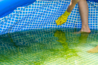 清洁聚氯乙烯充气游泳池清洁脏空池藻类开始游泳季节热夏天清洁服务概念