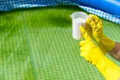 除了氯粉池删除藻类消毒水充气游泳池护理概念