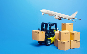 叉车卡车纸板盒子运费飞机<strong>运输物流</strong>基础设施进口出口货物产品交付生产<strong>运输</strong>货物空气<strong>运输</strong>航运