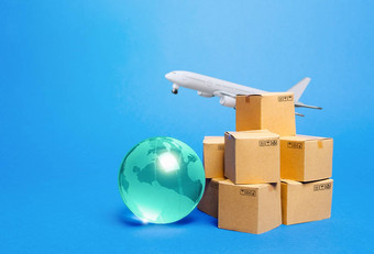 蓝色的全球纸板盒子<strong>运费</strong>飞机国际世界贸易交付货物航运进口出口<strong>运费</strong>交通市场全球化空气运输减少交付时间
