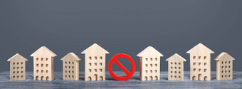 红色的禁止标志站住宅建筑限制禁止建设无法访问昂贵的住房限制建筑压实不发达基础设施公用事业公司