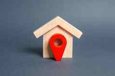 小雕像木房子红色的位置指针概念位置建筑周围基础设施创建路线到达移动房子搜索选项