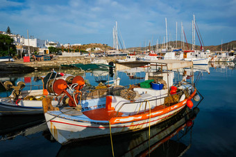 钓鱼船港口纳乌萨Paros利斯兰希腊