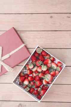 新鲜的草莓礼物盒子