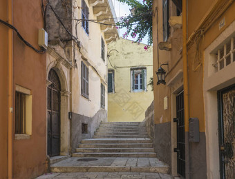 科孚岛小镇狭窄的街楼梯门窗户花花环夏天阳光明媚的一天克基拉towncorfu岛爱奥尼亚岛屿希腊