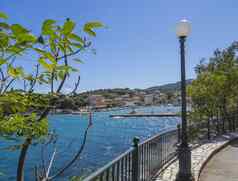 旋转村kassiopi灯树视图港色彩斑斓的房子kassiopi旅游村北岛科孚岛希腊夏天阳光明媚的一天