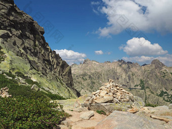风景高山地山峰corsician高山绿色灌木岩石桩凯恩标志着路径峰会基督山罗通多白色云蓝色的天空