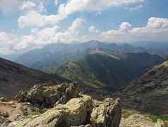 高山视图风景蓝色的天空云绿色草地