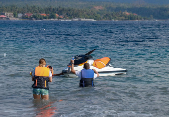 游客享受开车飞机滑雪海洋年轻的夫妇boardes喷气式自行车