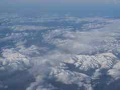 空中视图雪覆盖法国西班牙语庇里牛斯山雪覆盖山查看飞机蓝色的天空白色云背景