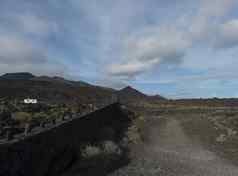 火山景观fuencaliente萨利纳斯这些金丝雀熔岩岩石墙棕榈金丝雀岛屿蓝色的天空白色云