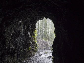 视图黑暗水管隧道运行水郁郁葱葱的丛林徒步旅行小道这些蒂洛斯神秘的月桂树森林美丽的自然储备棕榈金丝雀岛屿西班牙