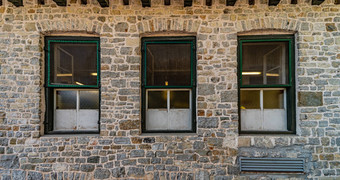 系列窗户排建筑清晰的石头