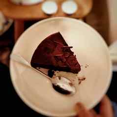 一块巧克力蛋糕可可粉