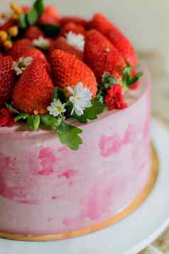美丽的粉红色的草莓蛋糕新鲜的水果