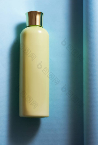 黄色的瓶化妆品蓝色的背景复制空间