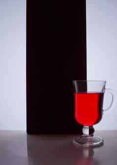 红色的玻璃红色的液体黑色的白色背景时尚的照片