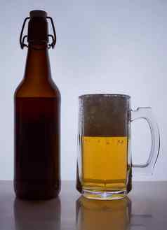 彩色的轮廓啤酒瓶软木塞啤酒杯子啤酒倒黑色的白色背景