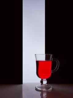 红色的玻璃红色的液体黑色的白色背景时尚的照片