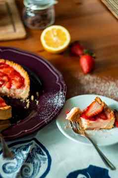 草莓芝士蛋糕新鲜的水果