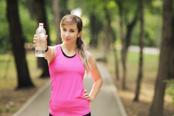 美丽的<strong>健身</strong>运动员跑步者女人喝水<strong>公园</strong>水瓶