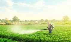 农民雾鼓风机喷雾器走土豆种植园化学物质农业农业农业综合企业治疗农场场昆虫害虫真菌感染