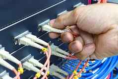 技术员连接纤维电缆网络开关港口服务器
