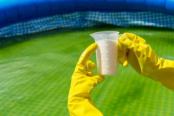 除了氯粉池删除藻类消毒水充气游泳池护理概念