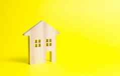 木住宅房子黄色的背景抵押贷款信贷购买极简主义隔离真正的房地产概念购买负担得起的住房销售真正的房地产租财产税