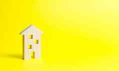 木住宅房子黄色的背景隔离真正的房地产概念购买负担得起的住房销售真正的房地产租抵押贷款信贷购买极简主义财产税