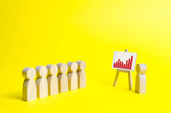 放大玻璃统计数据图黄色的背景木数据人站听领袖业务培训简报鼓舞人心的演讲