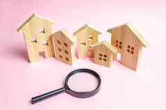 很多木房子粉红色的背景放大玻璃概念发现首页买财产投资购买销售真正的房地产投资浪漫的古老的城市