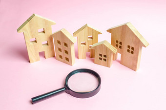 很多木房子粉红色的背景放大玻璃概念发现首页买财产投资购买销售真正的房地产投资浪漫的古老的城市