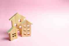 木房子粉红色的背景概念城市小镇投资真正的房地产购买房子管理业务管理市场报道建设建筑