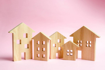 很多木房子粉红色的背景概念城市小镇投资真正的房地产购买房子管理业务管理市场报道建设建筑