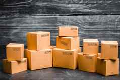 纸板盒子黑暗背景概念包装货物发送订单客户仓库完成了产品设备移动房子交付管理