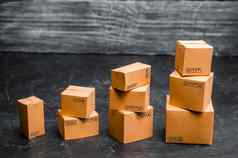 纸板盒子堆放增量概念包装货物发送订单客户销售增长增加出口货物服务仓库产品设备