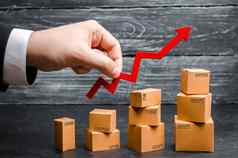 商人的手持有红色的箭头纸板盒子折叠增量销售增长增加出口货物服务增长利润数量买家