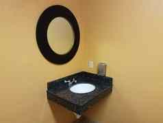 黄色的墙厕所浴室水槽镜子