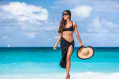 海滩假期奢侈品旅行优雅的比基尼女人时尚泳装太阳晒黑热带目的地度假亚洲女孩穿掩盖事实真相围裙太阳镜他身体皮肤护理晒黑保护