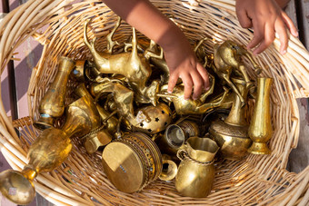 孩子手各种黄铜具有收藏价值的对象