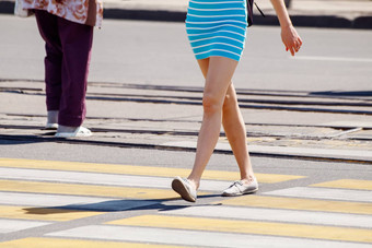 年轻的女人穿越路行人穿越