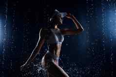 美丽的运动高加索人女孩完美的数字站水健身女人喷雾水体育新鲜概念