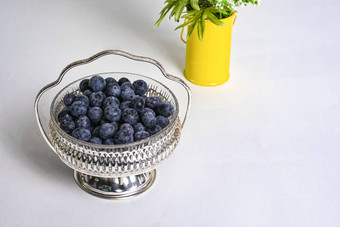 成熟的蓝莓银碗
