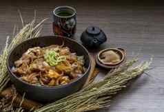 日本猪肉大米碗蛋洋葱donburi服务