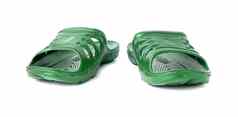 一对便宜的耐用绿色橡胶拖鞋孤立的白色背景