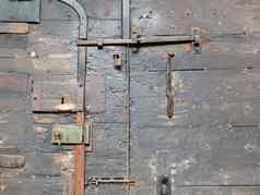 通过古老的黑色的木中世纪的通过铁锁螺栓切斯特大教堂