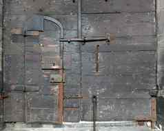 通过古老的黑色的木中世纪的通过铁锁螺栓切斯特大教堂