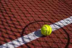 影子网球拍周围网球球