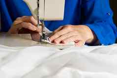 女人作品缝纫机裁缝缝纫白色窗帘关闭视图